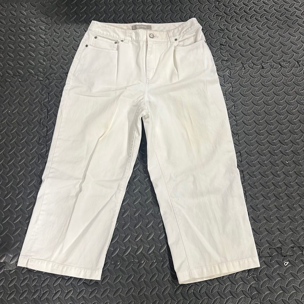 🚚 White Capri Pants